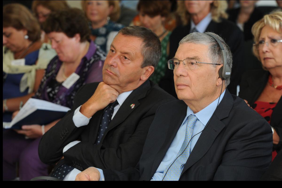 Yad Vashem Chairman Shalev (r) and Italian Education Minister Profumo joined by Italian educators, listen to Dr. Nidam-Orvieto lecture in Italian about Holocaust education
